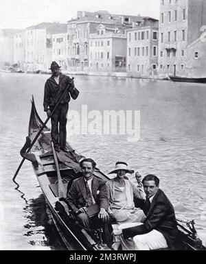 Oswald Mosley et sa première femme, l'ancienne Dame Cynthia Curzon, dans une gondole sur le Grand Canal de Venise, accompagnée de M. E. V. Strachey. Date: 1925 Banque D'Images