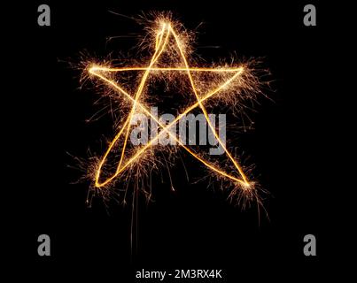 Étoile de feu d'artifice étincelles sur un fond noir Banque D'Images