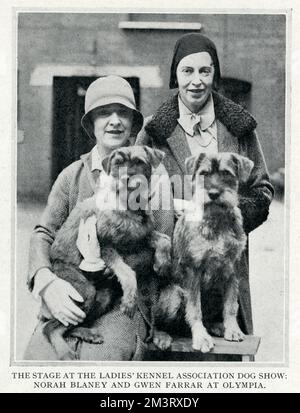 Des artistes, Gwen Farrar et Norah Blaney avec une paire de chiens Schnauzer au Ladies' Kennel Association Dog Show à Olympia en 1930. Les chiens appartenaient à la sœur de Gwen, Marjorie. Date: 1930 Banque D'Images