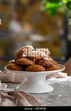 Biscuits aux pépites de chocolat avec des pépites de chocolat sur un plateau Biscuits de chewy faits main traditionnels Banque D'Images