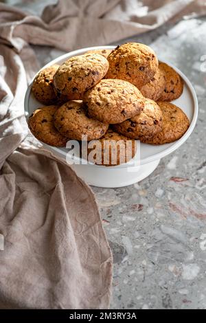 Biscuits aux pépites de chocolat avec des pépites de chocolat sur un plateau Biscuits de chewy faits main traditionnels Banque D'Images