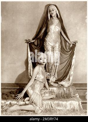 Les Dolly Sisters interprétant leur danse persane 1921 Banque D'Images