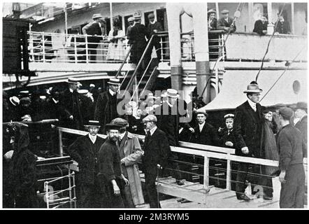 L'arrivée de l'équipe australienne de rugby à Plymouth le 19 septembre 1908. L'équipe, qui était venue pour une tournée au Royaume-Uni, jouant au niveau du club et national, est photographiée en marchant au large de SS "Omrah". Date: 1908 Banque D'Images