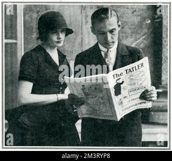 Rudolph Valentino lisant le Tatler Banque D'Images