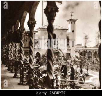 Une vue sur le jardin espagnol avec des palmiers et des fleurs luxuriants, partie du jardin sur le toit récemment ouvert au sommet de Derry et Toms sur Kensington High Street, Il a été ouvert en 1938 et accessible par le public qui a payé un shilling pour l'entrée de recueillir de l'argent pour le Queens Institute of District Nursing. Date: 1938 Banque D'Images