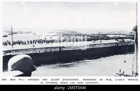 Vue lointaine des prisonniers de guerre qui sont conduits en captivité après l'évacuation de Dunkerque, dans le nord de la France. Ils étaient l'arrière-garde héroïque, beaucoup d'entre eux français, qui avait couvert l'évacuation, permettant à de nombreuses troupes alliées d'être sauvées et retournées en sécurité. Date: 1940 Banque D'Images