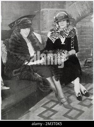 Écrivain, scénariste et journaliste Elinor Glyn (à droite) en photo avec l'actrice Gloria Swanson aux studios de la côte ouest de la célèbre Players-Lasky Corporation à l'époque où Glyn avait écrit un scénario, le Grand moment, pour un film Swanson. Date: 1920 Banque D'Images