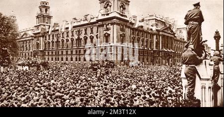 VE Day - foule sur la place du Parlement Banque D'Images