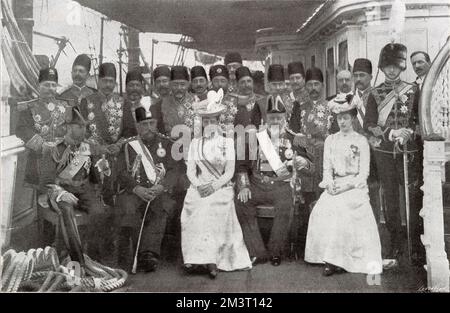 La visite du Shah de Perse en Grande-Bretagne - rencontre avec la famille royale à Portsmouth le 20 août 1902. Photographie de groupe à bord du Royal Yacht Victoria & Albert. Banque D'Images