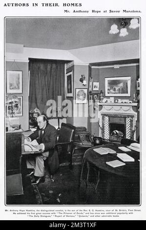 Anthony Hope Hawkins (1863 - 1933), romancier et dramaturge anglais, plus connu pour son roman, le prisonnier de Zenda. Photographié au travail dans sa maison à Savoy Mansions à Londres, dans le cadre d'une longue série de photographies dans le Tatler montrant des écrivains à la maison. Banque D'Images
