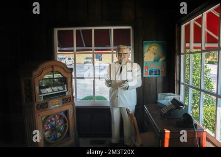 Nord Corbin, KY, États-Unis – 7 octobre 2006 : une statue de Harlan Sanders se trouve à l'intérieur du Harlan Sanders café and Museum à North Corbin, KY. Banque D'Images