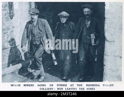 Des mineurs gallois en grève à la mine de la vallée de Rhondda: Des hommes quittent les mines. Banque D'Images