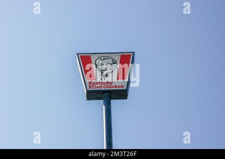 North Corbin, KY, États-Unis – 7 octobre 2006 : un panneau Kentucky Fried Chicken se dresse contre un ciel bleu au Harlan Sanders café and Museum à North Corbin Banque D'Images