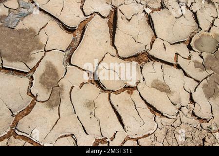 La surface fissurée de la terre et du sol due au réchauffement climatique et à l'émission de dioxyde de carbone, sauvent l'environnement de la planète Terre Banque D'Images