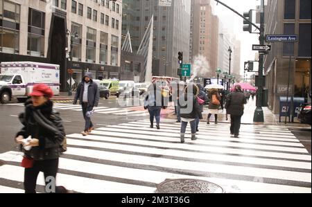 New York, États-Unis. 16th décembre 2022. (NOUVEAU) la ville de New York est confrontée à des précipitations, à un trafic froid et lourd. 16 décembre 2022, New York, Etats-Unis: Les New-Yorkais et les touristes sont confrontés à la pluie ainsi qu'au temps froid et à la circulation dense pour rendre les choses plus compliquées pour eux. Beaucoup de gens sont vus en utilisant des parapluies, ponchos, vestes d'hiver et aussi face difficile à marcher dans les rues en raison de la circulation dense des véhicules. L'attente est la pluie tout au long de la journée .Credit: Niyi Fote/Thenews2 (Credit image: © Niyi Fote/TheNEWS2 via ZUMA Press Wire) Banque D'Images