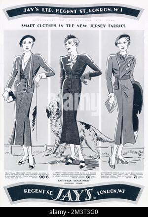 Trois femmes portant des vêtements élégants dans les tissus du New Jersey. Banque D'Images