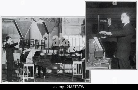 Leon Theremin (1896 - 1993) qui présente son instrument de musique électronique à un groupe de scientifiques invités (y compris Sir Oliver Lodge) à l'hôtel Savoy et, par la suite, à un concert à l'Albert Hall (en photo) où il joue l'Ave Maria de Schubert et d'autres airs. Il est présenté ici au Alber Hall en duo avec M. Goldberg. Theremin était un inventeur russe et soviétique, plus célèbre pour son invention du theremin, l'un des premiers instruments de musique électroniques et le premier produit en masse. Banque D'Images