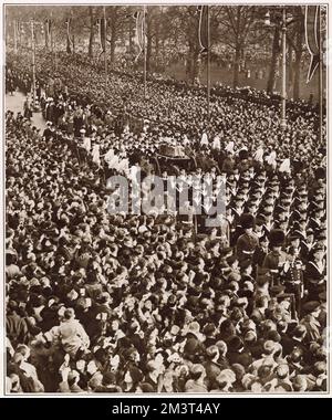 Des foules immenses bordent le chemin de la procession funéraire du roi George V à Londres, avec toute personne incapable de voir correctement quand le chariot porte-arme portant le corps du roi passe. Un certain nombre de participants à l'arrière vu à l'aide de miroirs et de periscopes à voir à la place. Banque D'Images
