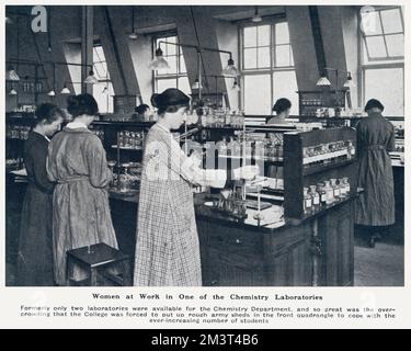 Les femmes dans les laboratoires de chimie du Bedford College Banque D'Images