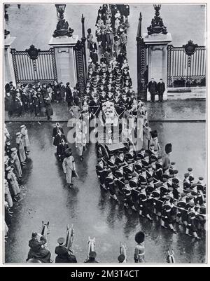 Les marins dessinant le fusil portant le cercueil du défunt roi George V ont vu passer par les portes de Hyde Park à Marble Arch sur son chemin de Westminster à Paddington et de là à Windsor. Les cercueils étaient flanqués par des Béréries du Roi. Banque D'Images