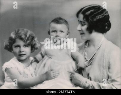 De gauche à droite, la princesse Elizabeth, la future reine Elizabeth II, la princesse Margaret Rose et la reine Elizabeth, la reine mère. Date: 1931 Banque D'Images