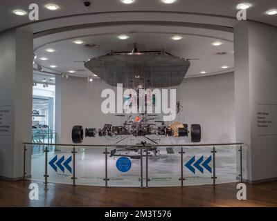 'View Suspended 2', une installation d'une Mercedes GP Formula One car Paul Veroude dans Mercedes-Benz World, Weybridge, Surrey, Royaume-Uni. Banque D'Images