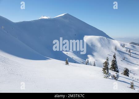 Les pics abruptes des montagnes sont couverts de neige fraîche blanche. Magnifique paysage d'hiver Banque D'Images