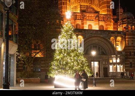 Arbre de Noël et lumières à la cathédrale Piazza, Westminster Cathedral, Victoria, Londres Banque D'Images