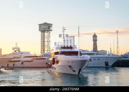 Yachts modernes au coucher du soleil amarrés dans le port maritime. Paysage urbain Banque D'Images