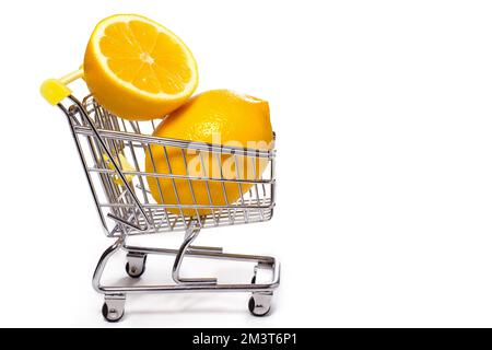 Panier de citrons frais isolé sur fond blanc. Shopping Banque D'Images