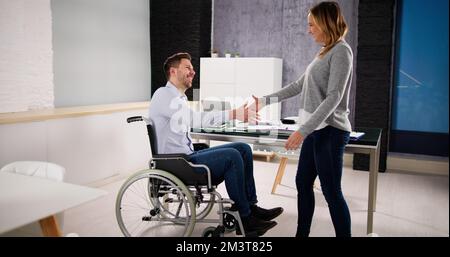 Personne d'affaires en fauteuil roulant qui se secoue les mains Banque D'Images
