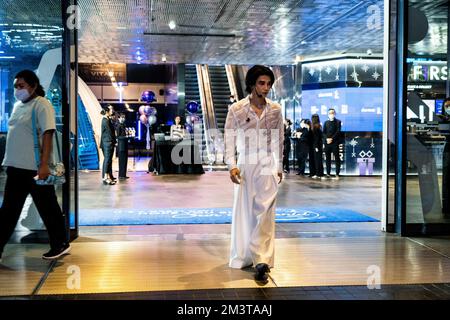 Bangkok, Bangkok, Thaïlande. 15th décembre 2022. JEFF SATUR sort du gratte-ciel de King Power Maha Nakhon avant de jouer. Le Standard, Bangkok Mahanakhon, célèbre son ouverture par un Festival de musique le 14 décembre 2022, marquant officiellement l'arrivée du phare asiatique du Standard dans la capitale thaïlandaise. (Image de crédit : © Matt Hunt/ZUMA Press Wire) Banque D'Images