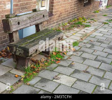 banc de couchette en bois abîmé placé devant un mur d'un plat Banque D'Images