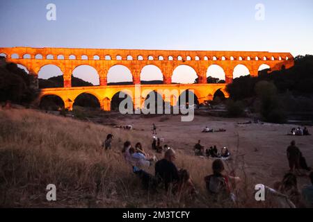 Son et lumière, son et lumière, éclairage,illuminations,événement,spectacle,à,la,nuit,le, Pont du Gard, est un, ancien, Romain, aqueduc, pont, construit dans le, premier siècle après J.-C., À, porter l'eau, plus de 50 km, à la, romaine, Colonie, de, Nemausus .arqué, arches, pont, traverse le, rivière Gardon, Près de la commune, de, vers-Pont-du-Gard,Occitanie, in, sud de la France. Sud de la France, Français, Europe, européen, août, été, Banque D'Images