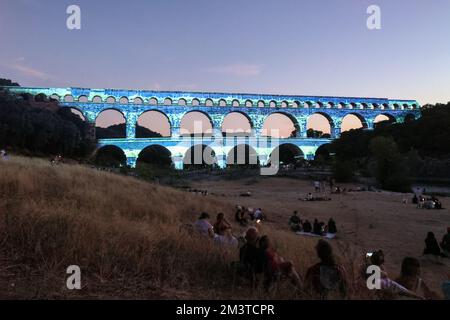 Son et lumière, son et lumière, éclairage,illuminations,événement,spectacle,à,la,nuit,le, Pont du Gard, est un, ancien, Romain, aqueduc, pont, construit dans le, premier siècle après J.-C., À, porter l'eau, plus de 50 km, à la, romaine, Colonie, de, Nemausus .arqué, arches, pont, traverse le, rivière Gardon, Près de la commune, de, vers-Pont-du-Gard,Occitanie, in, sud de la France. Sud de la France, Français, Europe, européen, août, été, Banque D'Images