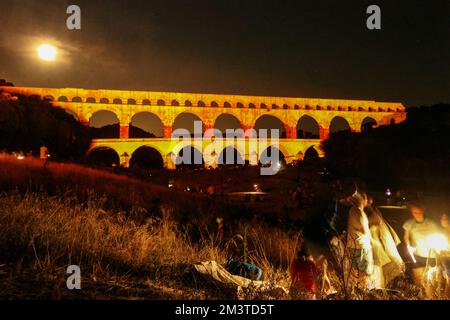 Son et lumière, son et lumière, éclairage,illuminations,événement,spectacle,à,la,nuit,le, Pont du Gard, est un, ancien, Romain, aqueduc, pont, construit dans le, premier siècle après J.-C., À, porter l'eau, plus de 50 km, à la, romaine, Colonie, de, Nemausus .arqué, arches, pont, traverse le, rivière Gardon, Près de la commune, de, vers-Pont-du-Gard,Occitanie, in, sud de la France. Sud de la France, Français, Europe, européen, août, été, Banque D'Images