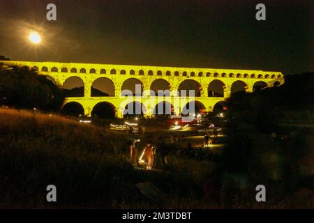 Son et lumière, son et lumière, éclairage,illuminations,événement,spectacle,à,la,nuit,le, Pont du Gard, est un, ancien, Romain, aqueduc, pont, construit dans le, premier siècle après J.-C., À, porter l'eau, plus de 50 km, à la, romaine, Colonie, de, Nemausus .arqué, arches, pont, traverse le, rivière Gardon, Près de la commune, de, vers-Pont-du-Gard,Occitanie, in, sud de la France. Sud de la France, Français, Europe, européen, août, été, Banque D'Images