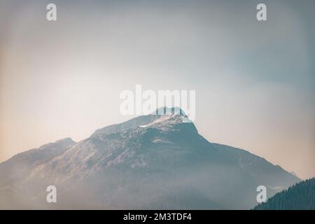 La fumée des feux sauvages à proximité s'installe au lac diablo dans le parc national de North Cascades à la fin de l'été, ce qui rend difficile à voir et à respirer et à apprécier le Banque D'Images