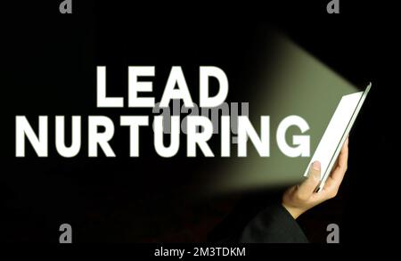 Légende conceptuelle Lead nuring. Méthode de concept d'entreprise pour établir une relation avec des clients potentiels Banque D'Images
