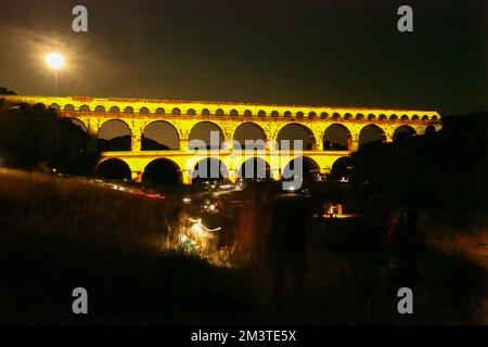 Son et lumière, son et lumière, éclairage,illuminations,événement,spectacle,à,la,nuit,le, Pont du Gard, est un, ancien, Romain, aqueduc, pont, construit dans le, premier siècle après J.-C., À, porter l'eau, plus de 50 km, à la, romaine, Colonie, de, Nemausus .arqué, arches, pont, traverse le, rivière Gardon, Près de la commune, de, vers-Pont-du-Gard,Occitanie, in, sud de la France. Sud de la France, Français, Europe, européen, août, été, Banque D'Images