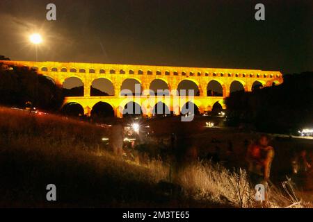 Son et lumière, son et lumière, éclairage,illuminations,événement,spectacle,à,la,nuit,le, Pont du Gard, est un, ancien, Romain, aqueduc, pont, construit dans le, premier siècle après J.-C., À, porter l'eau, plus de 50 km, à la, romaine, Colonie, de, Nemausus .arqué, arches, pont, traverse le, rivière Gardon, Près de la commune, de, vers-Pont-du-Gard,Occitanie, in, sud de la France. Sud de la France, Français, Europe, européen, août, été, Banque D'Images