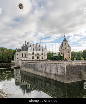 Montgolfière au-dessus du Château de Chenonceau, Indre-et-Loire, Centre-Val-de-Loire, France Banque D'Images