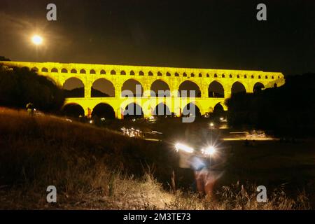 Son et lumière, son et lumière, éclairage,illuminations,événement,spectacle,à,la,nuit,le, Pont du Gard, est un, ancien, Romain, aqueduc, pont, construit dans le, premier siècle après J.-C., À, porter l'eau, plus de 50 km, à la, romaine, Colonie, de, Nemausus .arqué, arches, pont, traverse le, rivière Gardon, Près de la commune, de, vers-Pont-du-Gard,Occitanie, in, sud de la France. Sud de la France, Français, Europe, européen, août, été, Banque D'Images