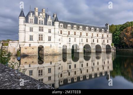 Château de Chenonceau se reflète dans le cher, Indre-et-Loire, Centre-Val de Loire, France Banque D'Images