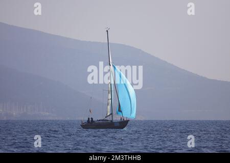 Bodrum, Turquie. 04 décembre 2022 : les voiliers naviguent par temps venteux dans les eaux bleues de la mer Égée, sur les rives de la célèbre destination de vacances Banque D'Images