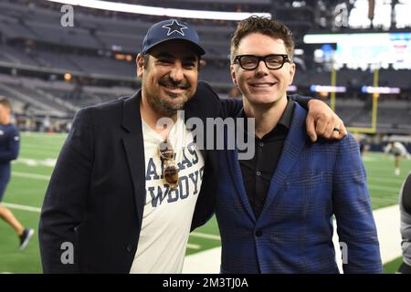 Arlington, Texas, États-Unis. 11th décembre 2022. EDDIE GARCIA, producteur de radio de Nashville, et BOBBY BONES, personnalité de la radio aérienne, posent pour une photo avant le match de football de la NFL entre les Texans de Houston et les Cowboys de Dallas sur 11 décembre 2022 au STADE AT&T d'Arlington, Texas. Les Cowboys ont battu les Texans 27-23. (Image de crédit : © Tom Walko/ZUMA Press Wire) Banque D'Images