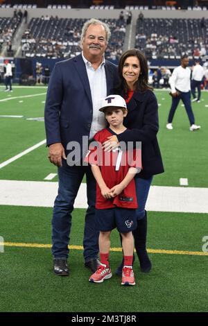 Arlington, Texas, États-Unis. 11th décembre 2022. Le président et chef de la direction de Houston Texans, CAL MCNAIR, HANNAH MCNAIR, et son fils lors du match de football de la NFL entre les Texans de Houston et les Cowboys de Dallas sur 11 décembre 2022 au STADE AT&T d'Arlington, Texas. Les Cowboys ont battu les Texans 27-23. (Image de crédit : © Tom Walko/ZUMA Press Wire) Banque D'Images