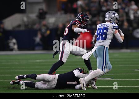 Arlington, Texas, États-Unis. 11th décembre 2022. Dallas Cowboys Tight End DALTON SCHULTZ (86) capture une passe de 13 mètres tandis que le TREMON SMITH (1), à l'angle de Houston Texans, attire le hime avec une attaque à la cheville lors du match de football de la NFL entre les Houston Texans et les Dallas Cowboys on 11 décembre 2022 au STADE AT&T d'Arlington, au Texas. Les Cowboys ont battu les Texans 27-23. (Image de crédit : © Tom Walko/ZUMA Press Wire) Banque D'Images