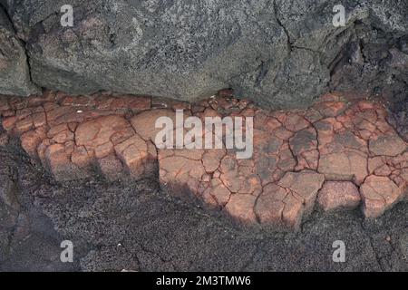 gros plan d'une texture inhabituelle de rochers colorés sur l'île tropicale de la Réunion, France Banque D'Images