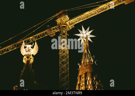 Barcelone, Espagne. 16th décembre 2022. Les pinnacles des tours de l'évangéliste Luc de la basilique 'la Sagrada Familia' sont illuminées pour la première fois pour marquer l'achèvement de la tour. Les tours sont surmontées d'une figure ailée correspondant à l'iconographie chrétienne: Un boeuf pour Luc. Avec la tour de la Vierge Marie, inaugurée il y a un an, trois des six tours centrales sont maintenant terminées. Credit: Matthias Oesterle/Alamy Live News Banque D'Images